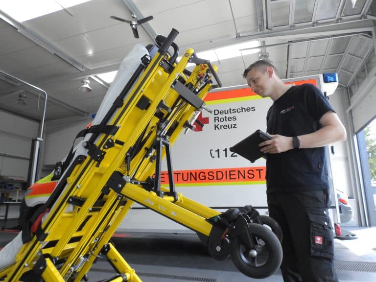 Prüfung einer Rettungsdiensttrage