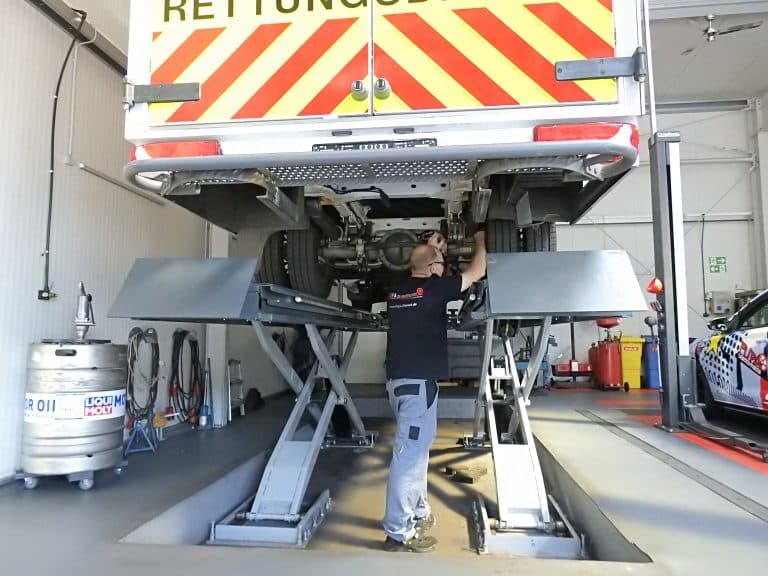 Fahrwerks- und Unterbodencheck auf der Hebebühne