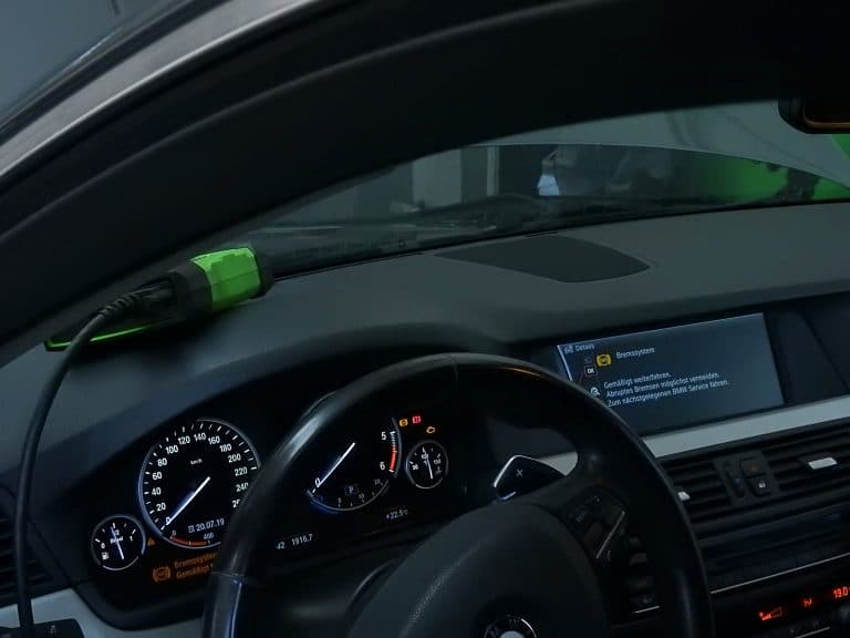 Diagnosegerät im Cockpit eines Fahrzeugs