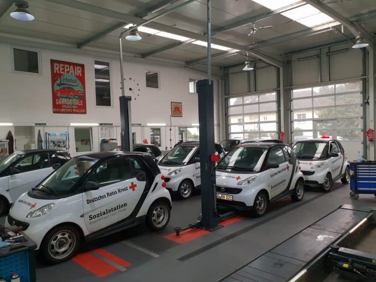 Mehrere Fahrzeuge einer Flotte gleichzeitig in der Werkstatt