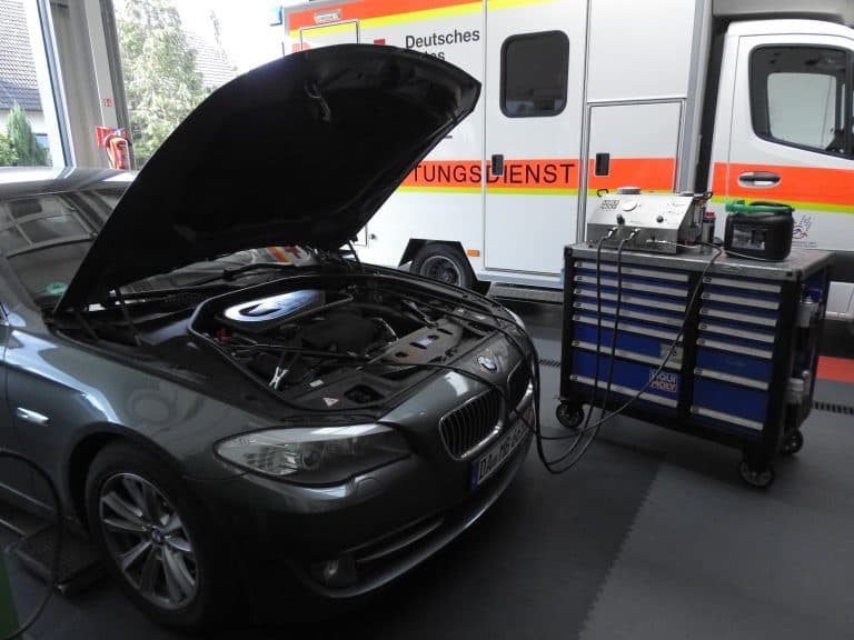Notarzteinsatzfahrzeug mit geöffneter Motorhaube