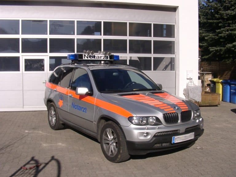 Notarzt-Einsatzfahrzeug BMW X5 vor der Werkstatt