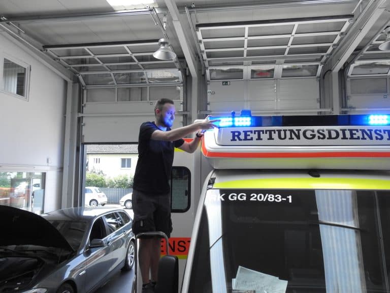 Prüfung der Blaulichtanlage an einem Rettungswagen