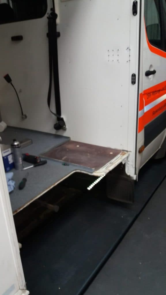 Reparatur am Einstieg eines Rettungswagens