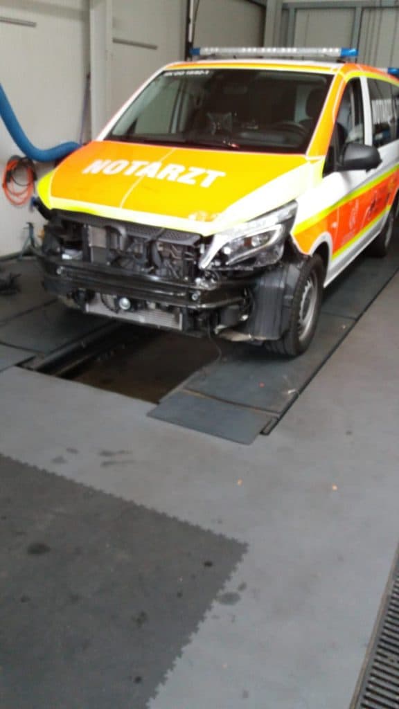 Notarzt-Vito mit Frontschaden auf der Bühne