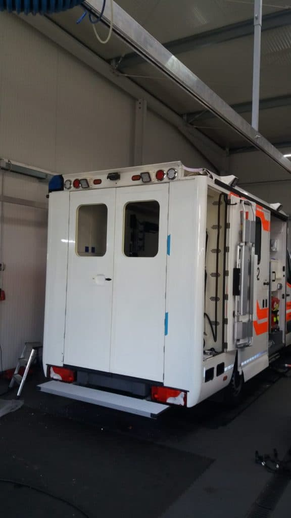 Rettungswagen-Koffer in der Halle