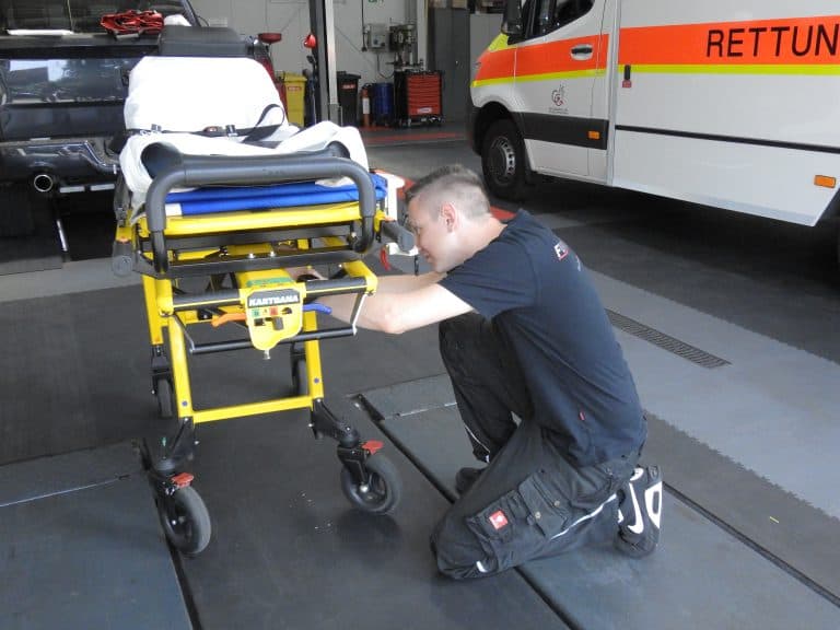 Service an einer Rettungsdiensttrage