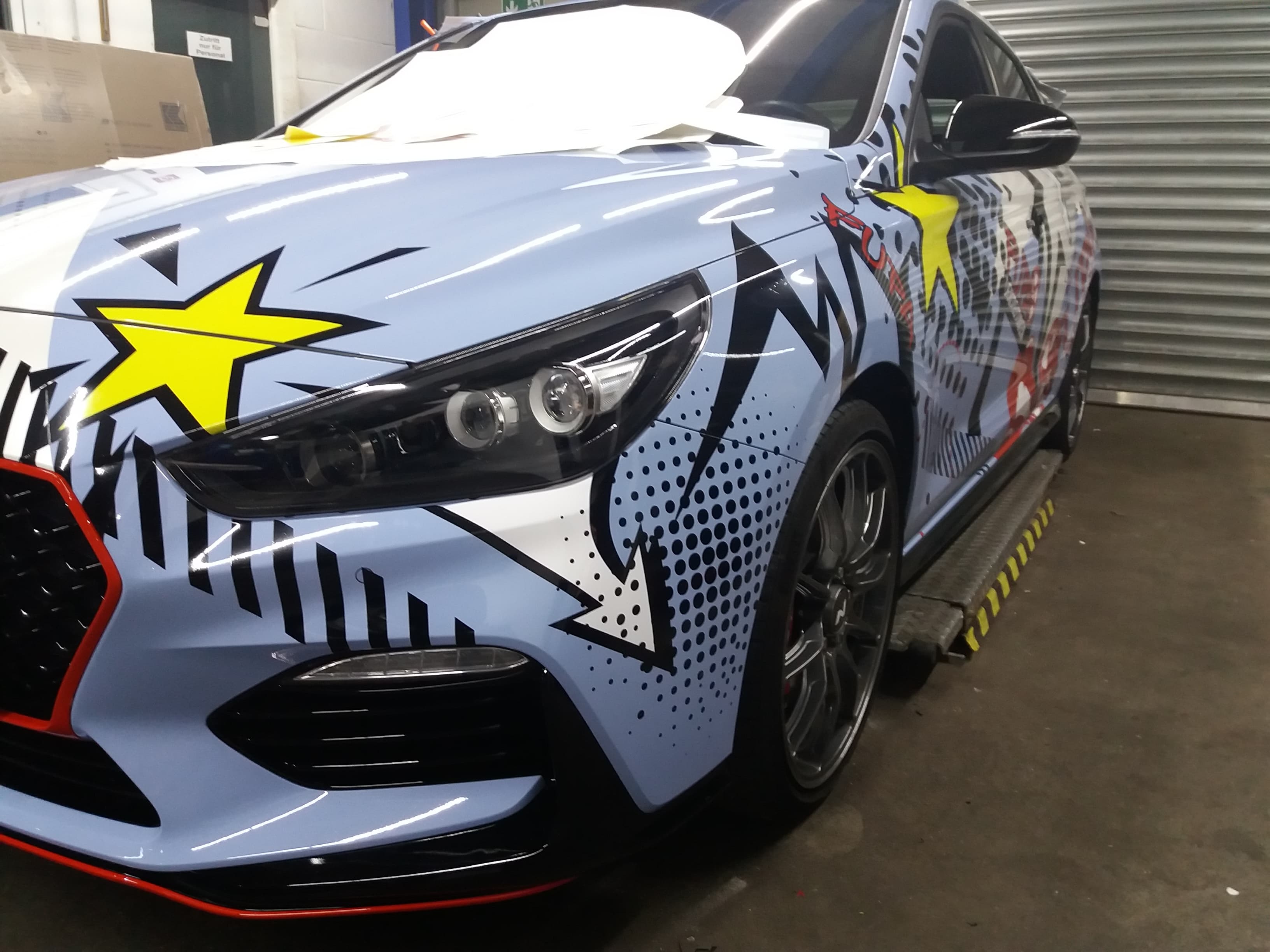 Folierter Hyundai i30 N in der Werkstatt