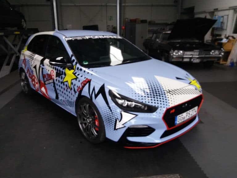 Folierter Hyundai i30 N in der Werkstatthalle