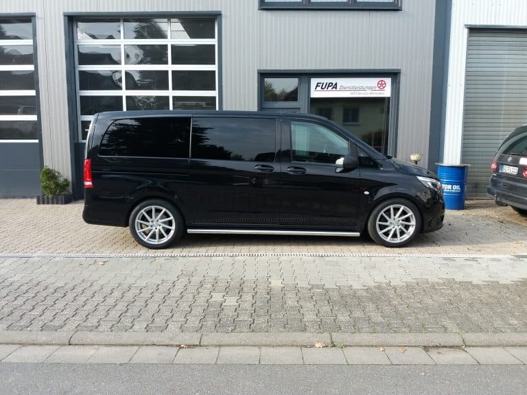 Mercedes Vito vor der Werkstatthalle
