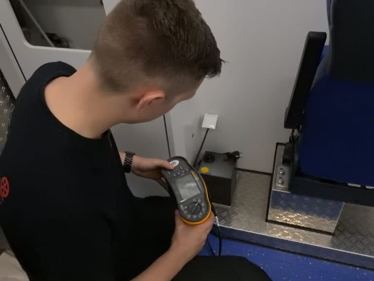 Mechaniker mit Diagnosegerät in der Werkstatt