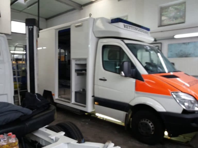 Rettungswagen-Koffer auf dem Fahrgestell vor der Umsetzung