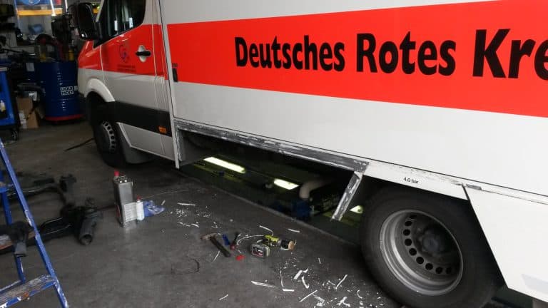 Reparatur an einem DRK-Sprinter in der Werkstatt
