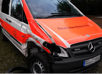 Beschädigter Mercedes Vito des Deutschen Roten Kreuzes